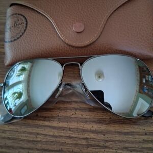 RAY BAN Aviator Sunglasses with Silver Mirror Lenses And Gunmetal Colored Frame.